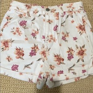 🌸American Eagle White Floral Denim Mom Shorts
